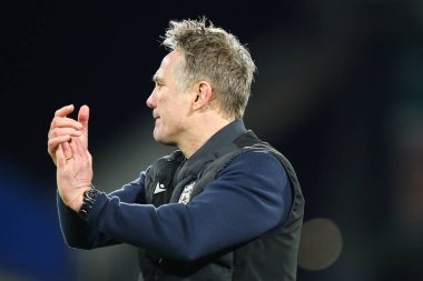 Wrexham teknik direktörü Phil Parkinson, 4 Mart 2025 'te John Smith Stadyumu' nda oynanan Huddersfield Town-Wrexham maçından sonra desteğini geri çekti.