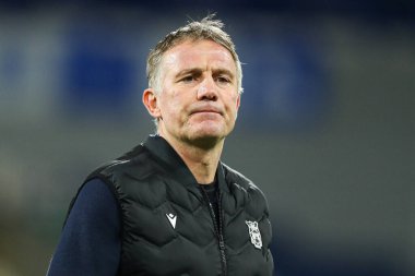 Wrexham teknik direktörü Phil Parkinson 4 Mart 2025 'te John Smith Stadyumu' nda oynanan Huddersfield Town-Wrexham maçında Sky Bet 1 'in önünde.