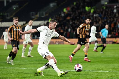 Plymouth Argyle takımından Jordan Houghton, 4 Mart 2025 'te MKM Stadyumu' nda oynanan Hull City - Plymouth Argyle maçında topu geçiyor.
