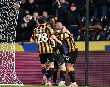 Hull City 'den Abu Kamara, 4 Mart 2025' te MKM Stadyumu 'nda oynanan Hull City - Plymouth Argyle maçında 2-0 kazanma golünü kutluyor.