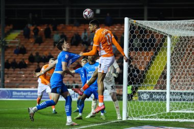 Blackpool takımından Ashley Fletcher 4 Mart 2025 'te Bloomfield Road, Blackpool' da oynanan Blackpool-Peterborough United maçında topa liderlik ediyor.