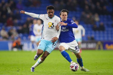 Burnley 'den Lyle Foster ve Cardiff City' den Perry Ng Cardiff City 'den Cardiff City Stadyumu' nda oynanan Cardiff City-Burnley maçında top için yarışıyorlar.