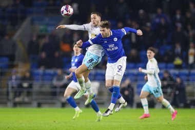 Cardiff City 'den Josh Brownhill ve Cardiff City' den Calum Chambers Cardiff City 'nin Cardiff City Stadyumu' nda oynanan Sky Bet Şampiyonası maçında top için yarışıyor.