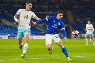 Cardiff City 'den Yusuf Salech, Cardiff City Stadyumu' nda Cardiff City - Burnley maçında Burnley 'li Maxime Estve' nin baskısı altında 4 Mart 2025