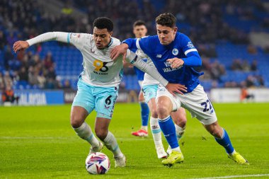 Burnley 'den CJ Egan-Riley Cardiff City' den Yusuf Salech 'in Cardiff City Stadyumu' nda oynanan Sky Bet Şampiyonası maçında baskısı altında.