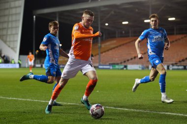 Blackpool 'dan Sonny Carey, 4 Mart 2025' te Bloomfield Road, Blackpool 'da oynanan Blackpool-Peterborough United maçında topla birlikte ilerliyor.