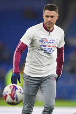 Cardiff City 'den Aaron Ramsey, Cardiff City Stadyumu' nda Cardiff City ile Burnley arasındaki Sky Bet Şampiyonası maçı öncesinde ısınıyor.