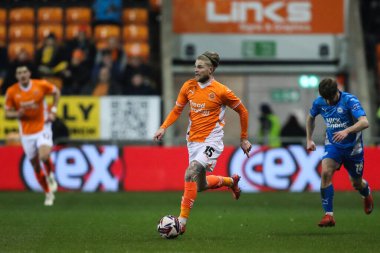 Blackpool takımından Hayden Coulson, 4 Mart 2025 'te Bloomfield Road, Blackpool' da oynanan Blackpool - Peterborough United maçında topu aldı.