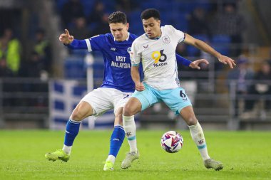 Burnley 'den CJ Egan-Riley Cardiff City' den Yusuf Salech 'in Cardiff City Stadyumu' nda oynanan Sky Bet Şampiyonası maçında baskısı altında.