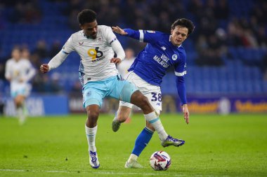 Burnley 'den Lyle Foster ve Cardiff City' den Perry Ng Cardiff City 'den Cardiff City Stadyumu' nda oynanan Cardiff City-Burnley maçında top için yarışıyorlar.