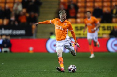 Blackpool takımından Hayden Coulson, 4 Mart 2025 'te Bloomfield Road, Blackpool' da oynanan Blackpool-Peterborough United maçında pas verdi.