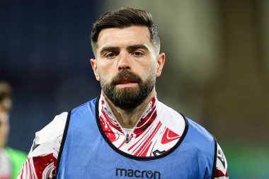 Wrexham 'dan Elliot Lee, 4 Mart 2025' te John Smith Stadyumu 'nda oynanan Huddersfield Town-Wrexham maçı öncesinde ısınıyor.