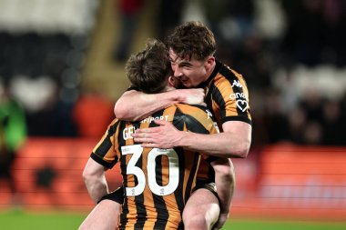 Hull City 'den Joe Gelhardt ve Hull City' den Charlie Hughes, 4 Mart 2025 'te MKM Stadyumu' nda oynanan Sky Bet Şampiyonası maçında 2-0 'lık galibiyeti kutluyorlar.