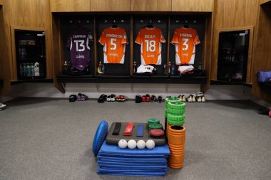 Blackpool oyuncuları soyunma odasında asılıydı. 4 Mart 2025 'te Bloomfield Road, Blackpool' da oynanan Blackpool-Peterborough maçı vardı.