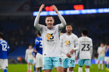 Burnley 'den Josh Brownhill, Cardiff City Stadyumu' nda oynanan Sky Bet Şampiyonası maçının son düdüğüyle Burnley taraftarlarıyla kutluyor.