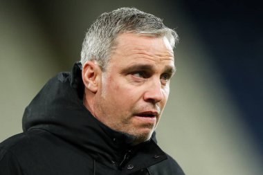 Huddersfield Town 'un Michael Duff teknik direktörü, 4 Mart 2025' te İngiltere 'nin Huddersfield şehrinde oynanan Huddersfield Town - Wrexham maçı öncesinde stadyuma geldi.