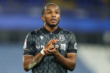 Wrexham 'dan Sebastian Revan, 4 Mart 2025' te John Smith Stadyumu 'nda oynanan 1. Huddersfield Town vs Wrexham maçının ardından taraftarları alkışlıyor.