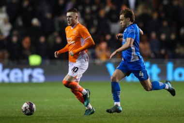 Blackpool 'dan Sonny Carey, 4 Mart 2025' te Bloomfield Road, Blackpool 'da oynanan Blackpool-Peterborough United maçında topu aldı.