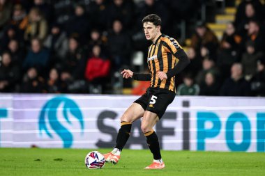 Hull City 'den Alfie Jones, 4 Mart 2025' te Hull City 'nin MKM Stadyumu' nda Plymouth Argyle 'a karşı oynadığı Sky Bet Şampiyonası maçında topla birlikte.