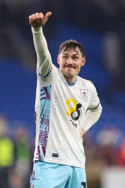 Burnley 'den Connor Roberts, Cardiff City Stadyumu' nda oynanan Sky Bet Şampiyonası maçında Burnley taraftarlarıyla birlikte son düdüğü çaldı.
