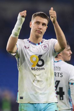 Burnley 'den Maxime Estve, Burnley taraftarlarıyla birlikte Cardiff City, Cardiff City Stadyumu' nda oynanan Sky Bet Şampiyonası maçının son düdüğünü çalıyor.