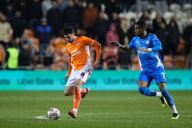 Blackpool 'dan Albie Morgan, Blackpool, İngiltere' deki Bloomfield Road, Blackpool 'da oynanan Blackpool-Peterborough United maçında pas veriyor.