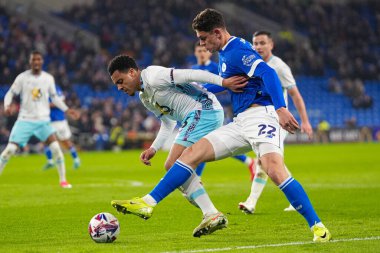 Burnley 'den CJ Egan-Riley Cardiff City' den Yusuf Salech 'in Cardiff City Stadyumu' nda oynanan Sky Bet Şampiyonası maçında baskısı altında.