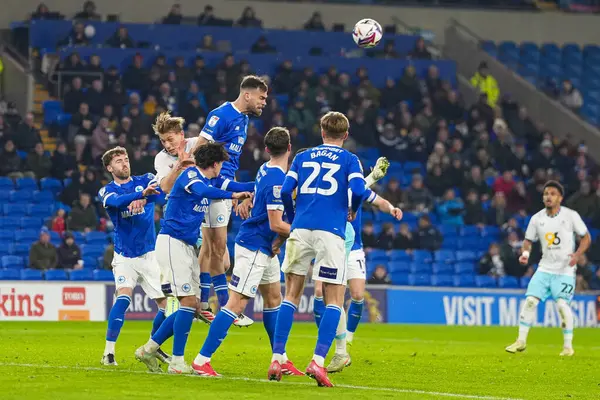 Cardiff City 'den Dimitris Goutas, Cardiff City Stadyumu' nda Cardiff City ile Burnley arasındaki Sky Bet Şampiyonası maçında topa önderlik ediyor.