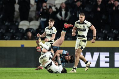 Hull FC 'den Tom Briscoe' nun Leigh Leopards 'dan Lachlan Lam' i 6 Mart 2025 'te MKM Stadyumu, Hull, Birleşik Krallık' ta oynanan Betfred Süper Lig 4. Raundunda yendiği maçın son maçı.
