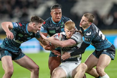 Hull FC 'den Harvey Barron, Leigh Leopards' dan Tesi Niu ve Leigh Leopards 'dan Bailey Hodgson tarafından 6 Mart 2025' te MKM Stadyumu, Hull, İngiltere 'deki Leigh Leopards maçında oynanan 4.