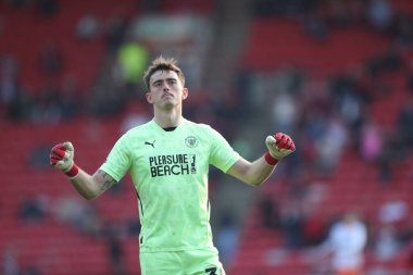 Blackpool F.C. 'den Harry Tyrer. 8 Mart 2025 'te Oakwell, Barnsley, İngiltere' de oynanan Sky Bet 1 karşılaşmasının ardından kutlanıyor.