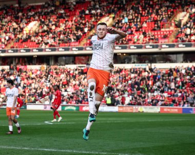 Blackpool 'dan Sonny Carey, 8 Mart 2025' te Oakwell, Barnsley, İngiltere 'de oynanan Sky Bet 1 karşılaşmasında 0-3' lük galibiyet golünü kutluyor.