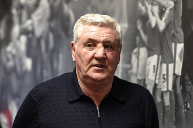 Blackpool teknik direktörü Steve Bruce, 8 Mart 2025 'te Oakwell, Barnsley-Blackpool maçında Oakwell' e geldi.
