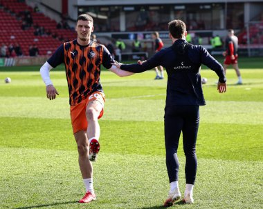 Blackpool 'dan Oliver Casey 8 Mart 2025' te İngiltere 'nin Oakwell kentinde oynanan Sky Bet 1 maçında Blackpool' a karşı oynadığı ısınma maçında