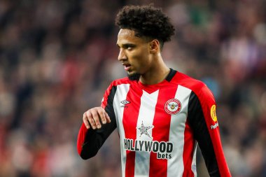 Brentford 'dan Kevin Schade Premier League maçında Brentford, Aston Villa' ya karşı Gtech Community Stadyumu, Londra, 8 Mart 2025 'te seyrediyor.