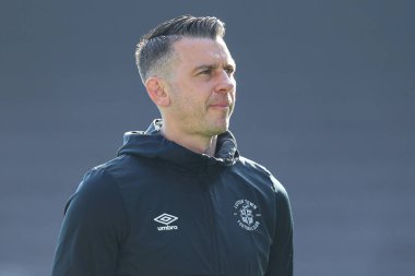 Luton Town 'un Matt Bloomfield teknik direktörü, Burnley' nin Luton Town 'a karşı oynadığı 8 Mart 2025 tarihli Gökyüzü İddia Şampiyonası maçı öncesinde sahaya çıktı.