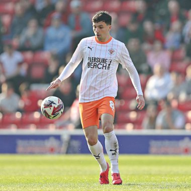 Blackpool F.C. 'den Albie Morgan. Sky Bet Ligi 1 maçında Barnsley, Blackpool 'a karşı Oakwell, Barnsley, İngiltere, 8 Mart 2025