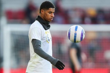 Aston Villa 'dan Marcus Rashford, Premier League maçından önce ısınıyor Brentford, Aston Villa' ya karşı Gtech Community Stadyumu, Londra, 8 Mart 2025