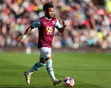 Burnley 'den Marcus Edwards 8 Mart 2025' te Burnley, Burnley, Burnley 'de Luton Town' a karşı oynadığı Gökyüzü İddia Şampiyonası maçında öne doğru ilerliyor.