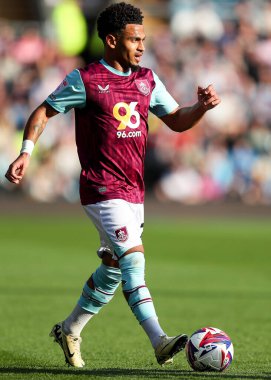 Burnley 'den Marcus Edwards 8 Mart 2025' te Burnley, Burnley, Burnley 'de Luton Town' a karşı oynadığı Gökyüzü İddia Şampiyonası maçında öne doğru ilerliyor.