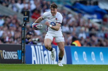 İngiltere 'den Tommy Freeman topu 2025 Guinness 6 Milletler İtalya' ya karşı Allianz Stadyumu, Twickenham, Birleşik Krallık 'ta 9 Mart 2025' te oynanan karşılaşmada atıyor.