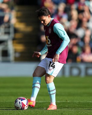 Burnley 'den Connor Roberts 8 Mart 2025' te Burnley, Burnley, Burnley 'de Luton Town' a karşı oynadığı Gökyüzü İddia Şampiyonası maçında topu ileri atıyor.