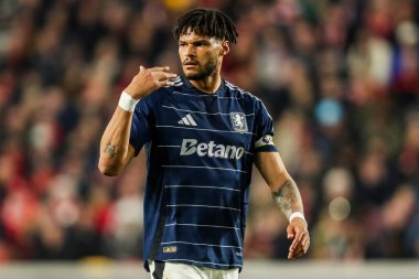 Aston Villa takımından Tyrone Mings, Premier League maçında Brentford-Aston Villa maçında Londra 'daki Gtech Community Stadyumu' nda 8 Mart 2025 'te tepki gösterdi.