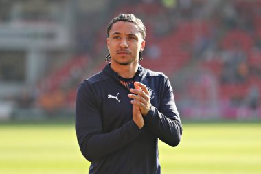 Blackpool F.C. 'den Samuel Silvera. 8 Mart 2025 'te Oakwell, Barnsley, İngiltere' de oynanan Sky Bet 1 karşılaşmasından önce taraftarları alkışlıyor.