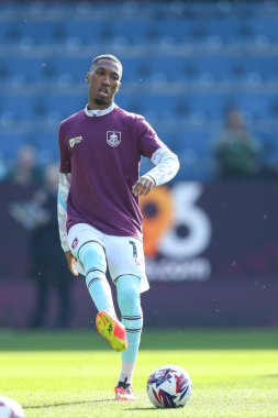 Burnley 'den Jaidon Anthony 8 Mart 2025' te Burnley, Burnley 'e karşı Luton Town Gökyüzü İddia Şampiyonası karşılaşması öncesinde ısınıyor.