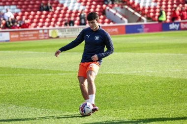 Blackpool 'dan Rob Apter, Sky Bet 1 maçında ısınma turunda Oakwell, Barnsley' e karşı Blackpool, Birleşik Krallık, 8 Mart 2025