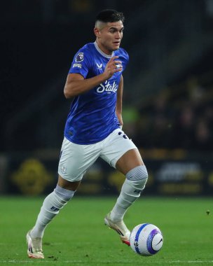 Everton 'dan Charly Alcaraz, Premier League maçında Wolverhampton Wanderers Everton' a karşı Molineux, Wolverhampton, Birleşik Krallık 'ta 8 Mart 2025' te devam ediyor.