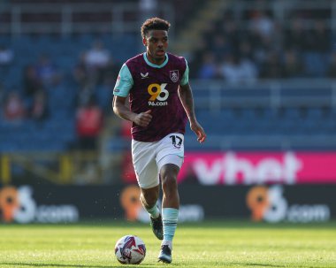 Burnley 'li Lyle Foster, Gök İddia Şampiyonası maçında topu ayaklarının altına aldı Burnley, Luton Town' a karşı Turf Moor, Burnley, Birleşik Krallık, 8 Mart 2025
