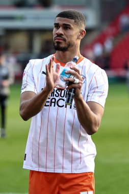 Blackpool 'dan Ashley Fletcher, 8 Mart 2025' te İngiltere 'nin Oakwell kentinde oynanan Sky Bet 1 karşılaşmasında taraftarları alkışlıyor.