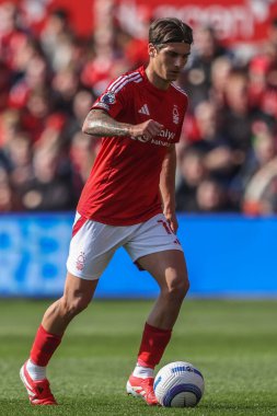 Nottingham Ormanı 'ndan Nicols Domnguez Premier League maçı sırasında Nottingham Forest Manchester City' ye karşı 8 Mart 2025 'te Nottingham, İngiltere' de City Ground 'da